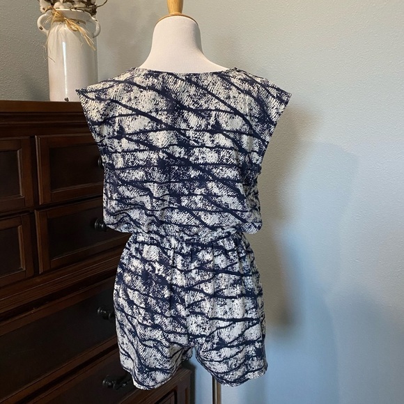 ONE CLOTHING Romper, Size Small - Picture 2 of 4